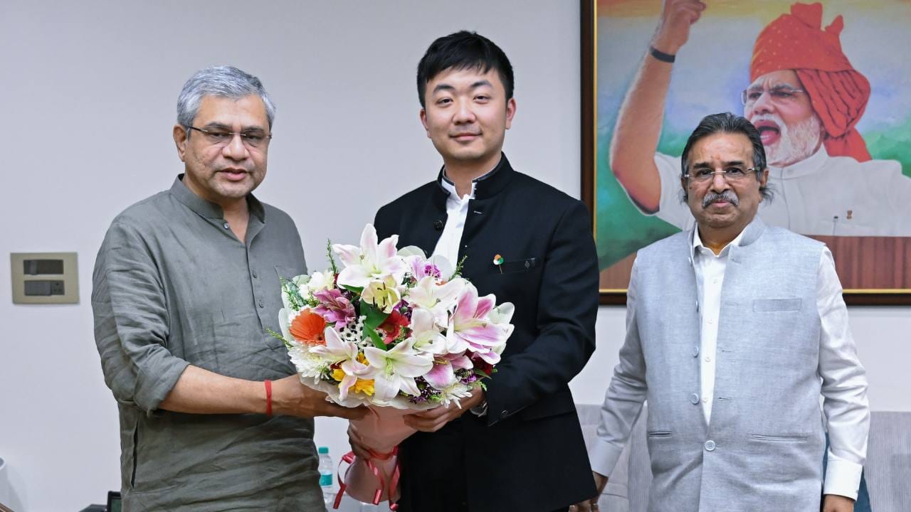 Nothing Carl Pei with Minister Ashwini Vaishnaw